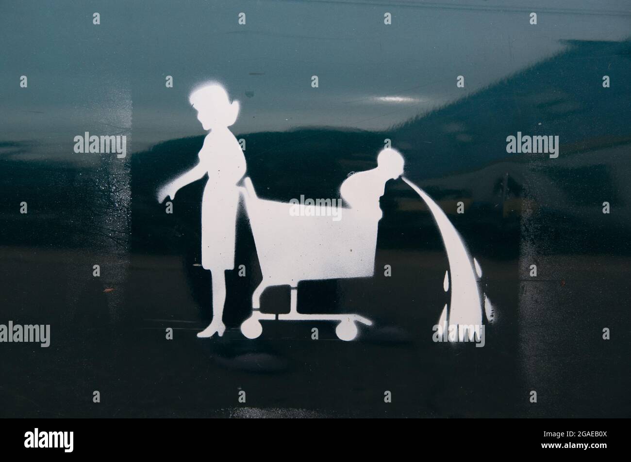 Graffitis Enroules Sur Une Voiture De Mere Trainant Un Chariot Pendant Que Son Bebe Est Malade Sur St Louis Street A Bayou St John La Nouvelle Orleans Louisiane Photo Stock Alamy