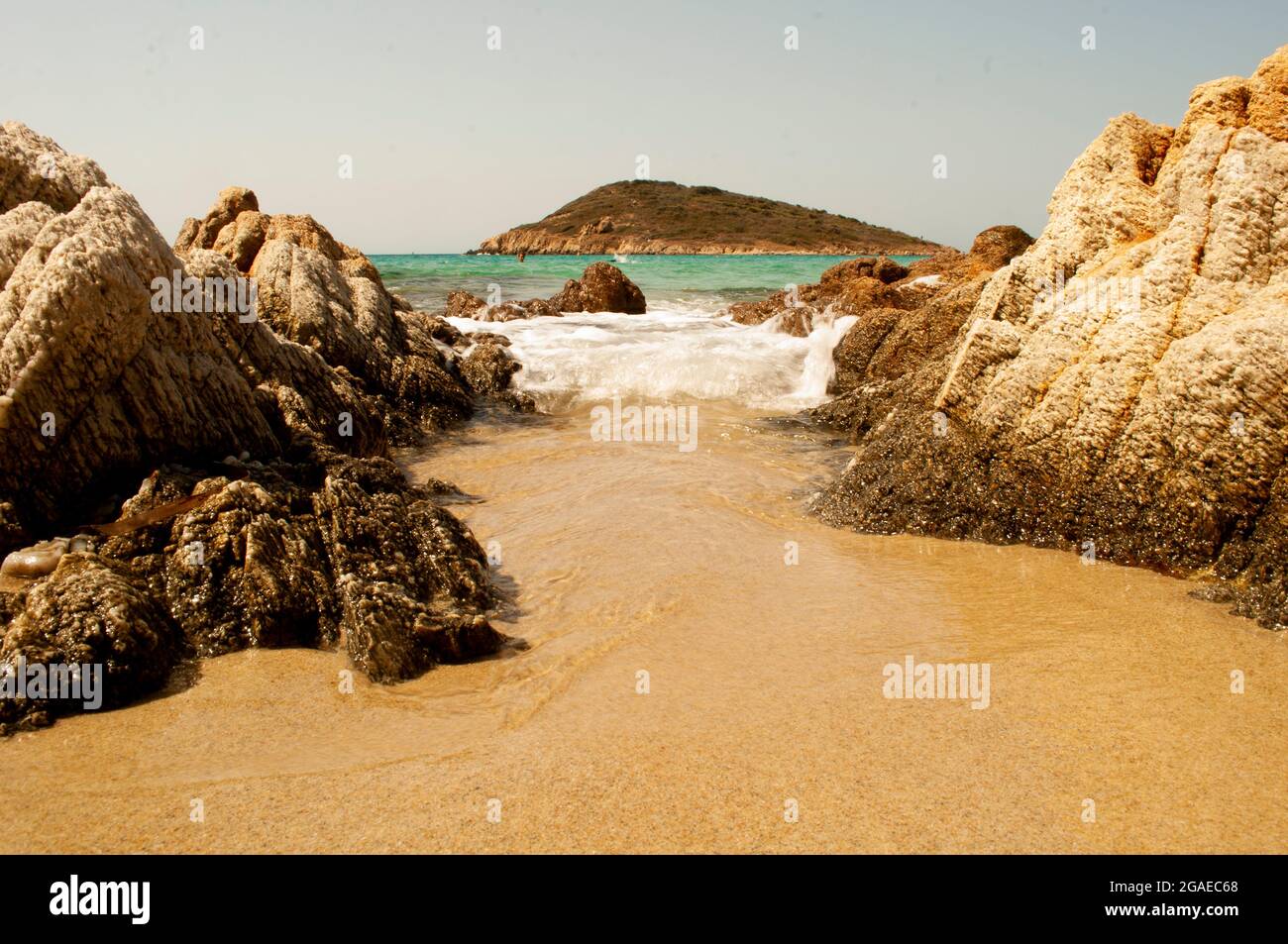 Mare di Sardegna, onde su scoglio Banque D'Images