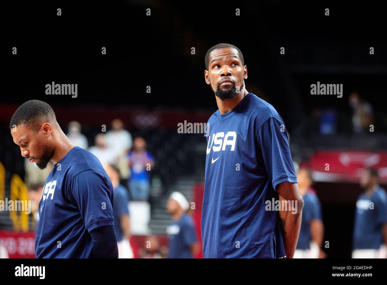 Tokyo, Japon, 25 juillet 2021. Kevin durant de l'équipe des États-Unis est l'hymne national pendant le groupe PRÉLIMINAIRE DE basket-ball MASCULIN A - match 4 entre la France et les États-Unis le deuxième jour des Jeux Olympiques de Tokyo 2020 . Credit: Pete Dovgan/Speed Media/Alay Live News Banque D'Images