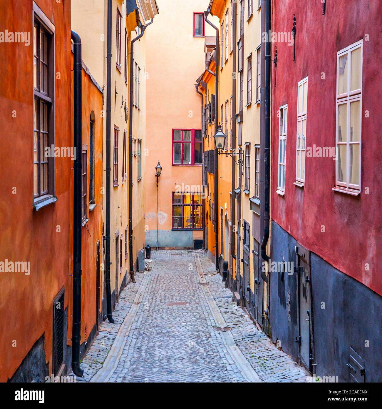 Allée colorée à l'aveugle à Gamla Stan à Stockholm, en Suède Banque D'Images
