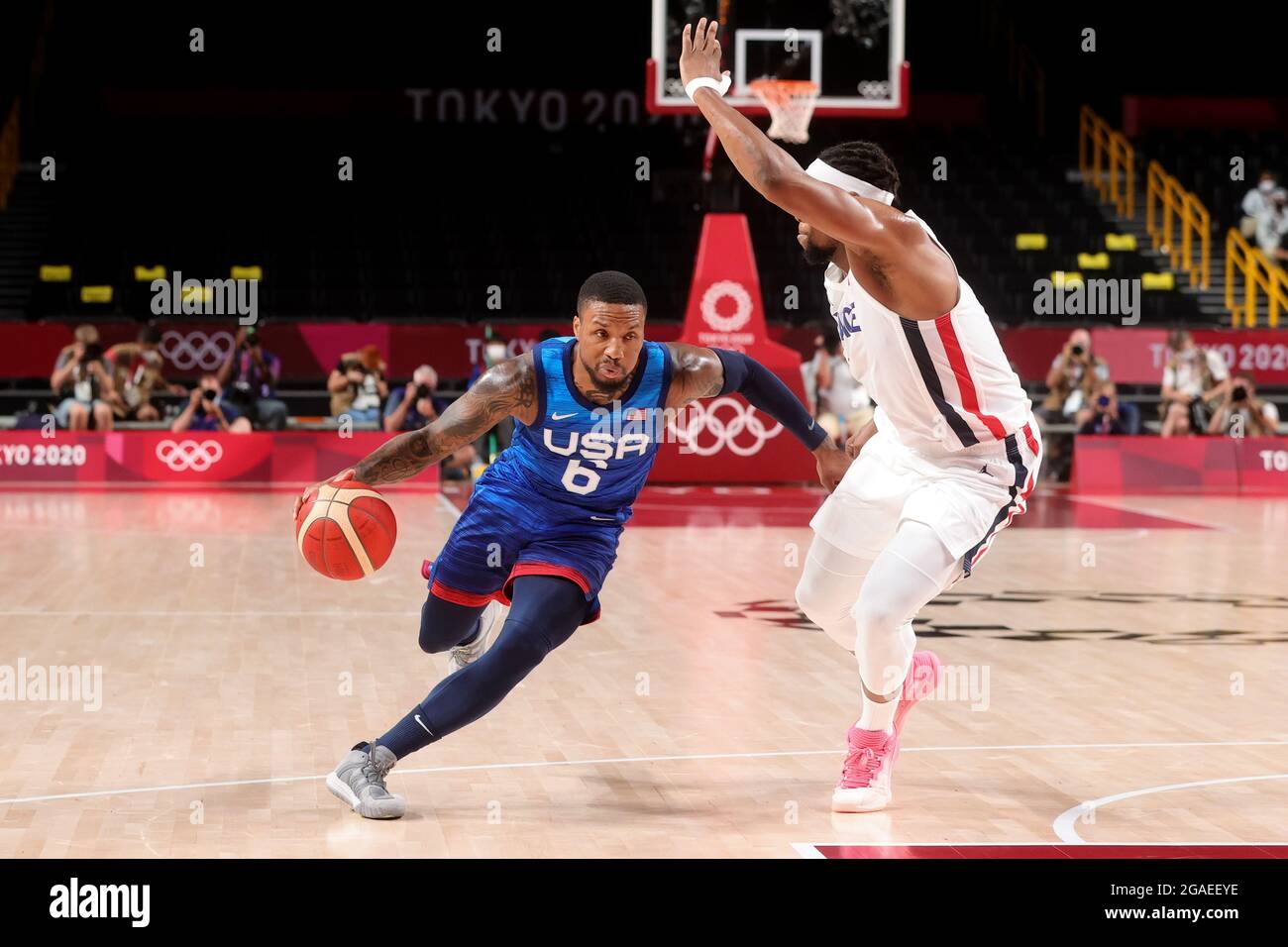 Tokyo, Japon, 25 juillet 2021. Damian Lillard de Team Etats-Unis passe Guerschon Yabusele de Team Francel pendant le groupe préliminaire DE basket-ball masculin A - match 4 entre la France et les Etats-Unis le jour 2 des Jeux Olympiques de Tokyo 2020 . Credit: Pete Dovgan/Speed Media/Alay Live News Banque D'Images