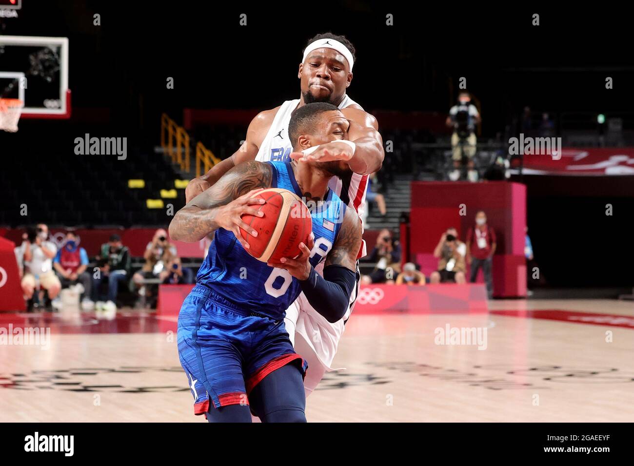 Tokyo, Japon, 25 juillet 2021. Damian Lillard de Team Etats-Unis et Guerschon Yabusele de Team France se sont affronté lors du groupe préliminaire A de basketball masculin - match 4 entre la France et les Etats-Unis le deuxième jour des Jeux Olympiques de Tokyo 2020 . Credit: Pete Dovgan/Speed Media/Alay Live News Banque D'Images