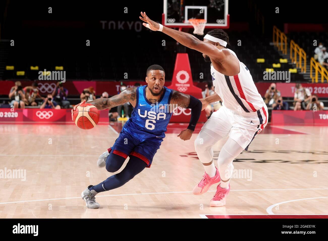 Tokyo, Japon, 25 juillet 2021. Damian Lillard de Team Etats-Unis passe Guerschon Yabusele de Team Francel pendant le groupe préliminaire DE basket-ball masculin A - match 4 entre la France et les Etats-Unis le jour 2 des Jeux Olympiques de Tokyo 2020 . Credit: Pete Dovgan/Speed Media/Alay Live News Banque D'Images