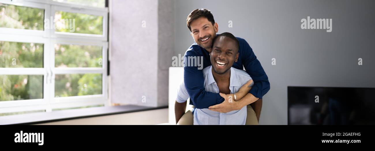 Bon couple gay à la maison. Rencontre de l'homme afro-américain Banque D'Images