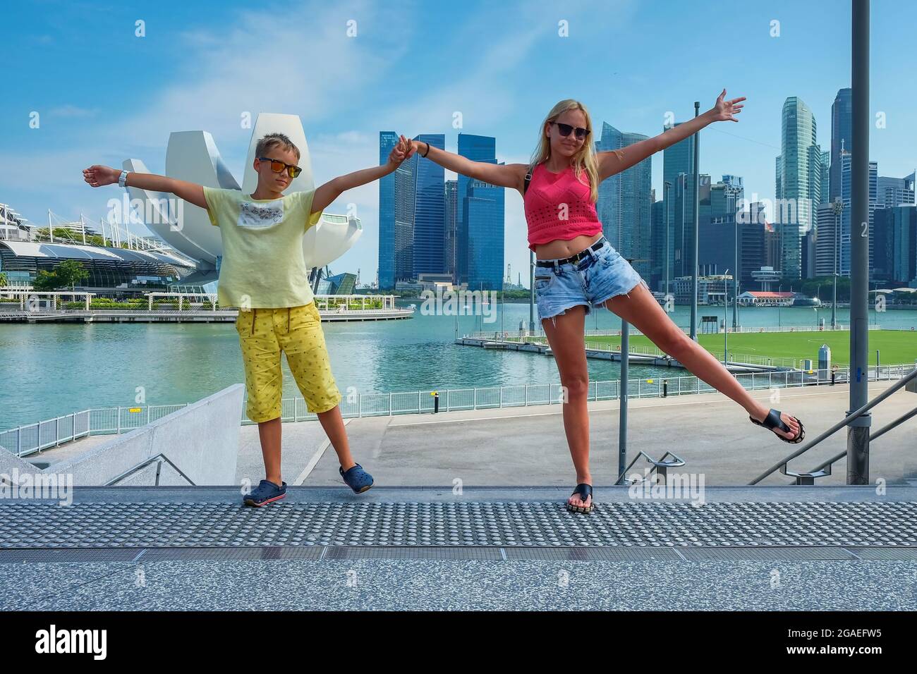 Singapour,ville de demain.deux enfants-voyageurs, frère et soeur, s'amuser ensemble sur la visite urbaine d'excursion en famille. Banque D'Images