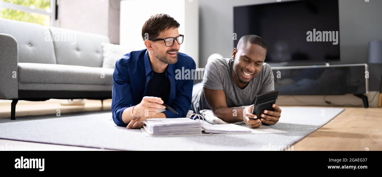 Un couple gay heureux fait des impôts et de la planification du revenu avec le calculateur Banque D'Images