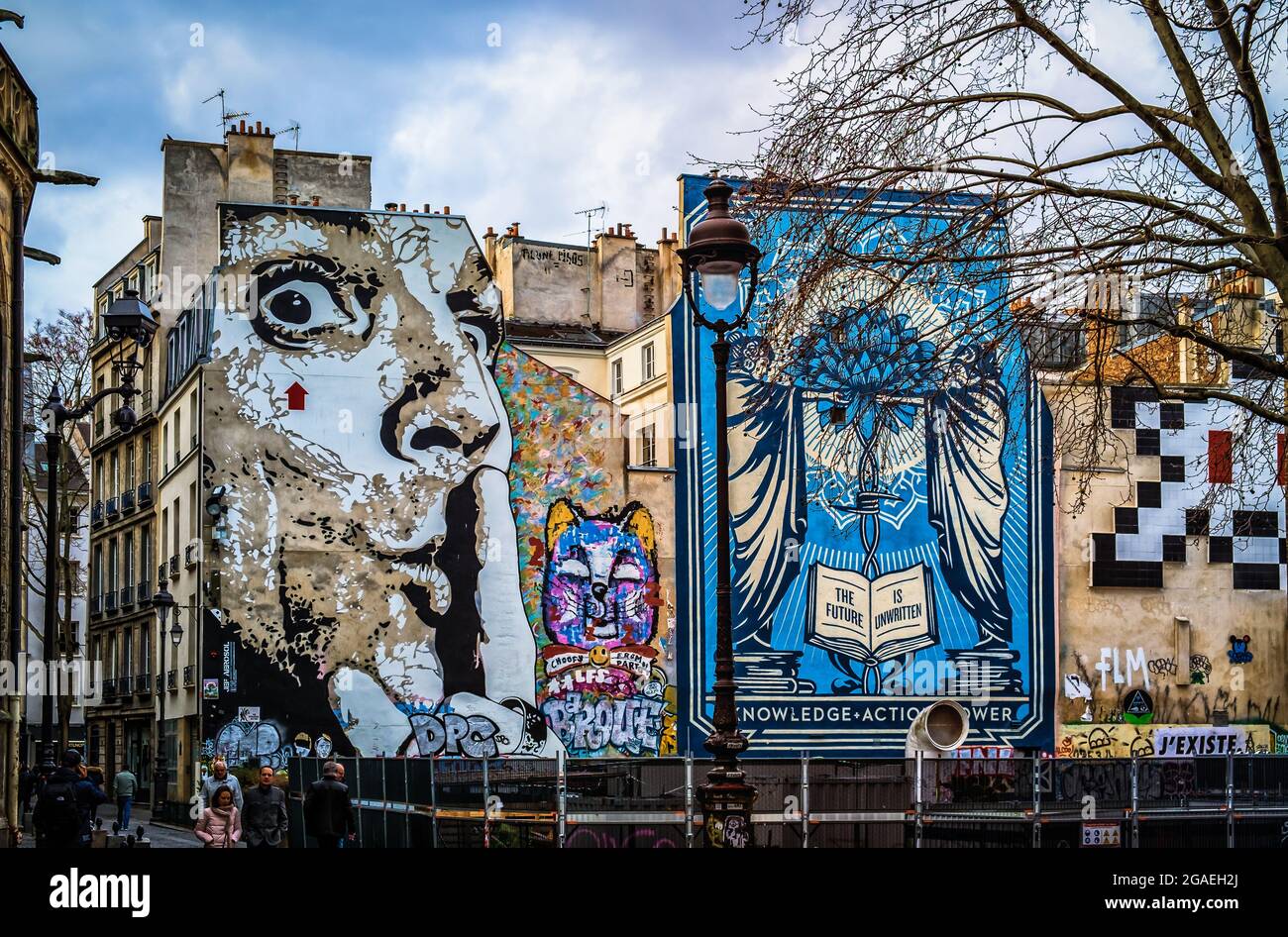 Paris, France, février 2020, vue de la fresque murale Chuuuttt!!Par l'artiste Jef Aerosol, à côté d'une fresque nommée Knowledge + action par Shepard Fairey Banque D'Images