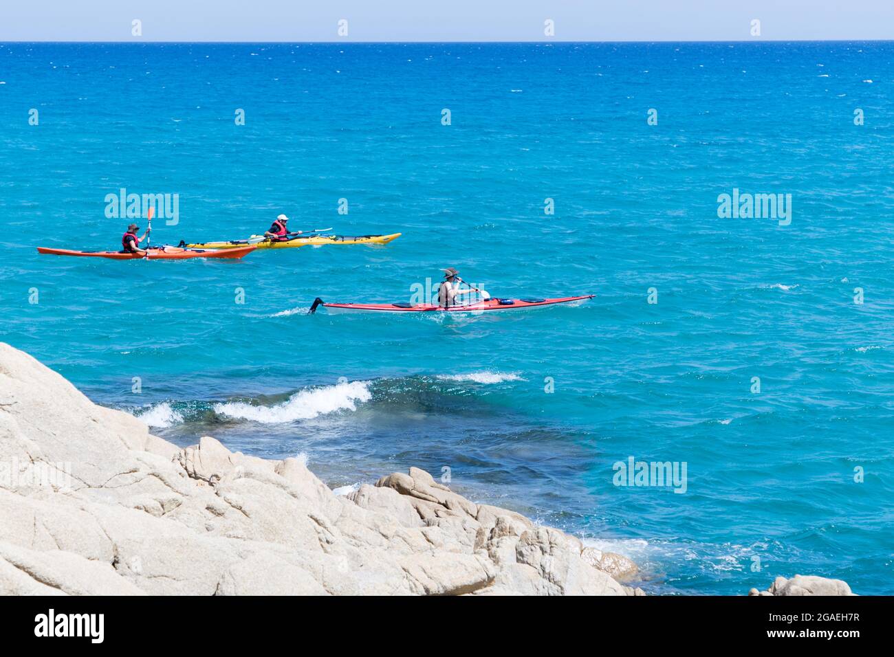 23 juillet 2021 : les garçons pratiquent le kayak dans la mer cristalline près de la plage de la Cinta, Sardaigne. Banque D'Images