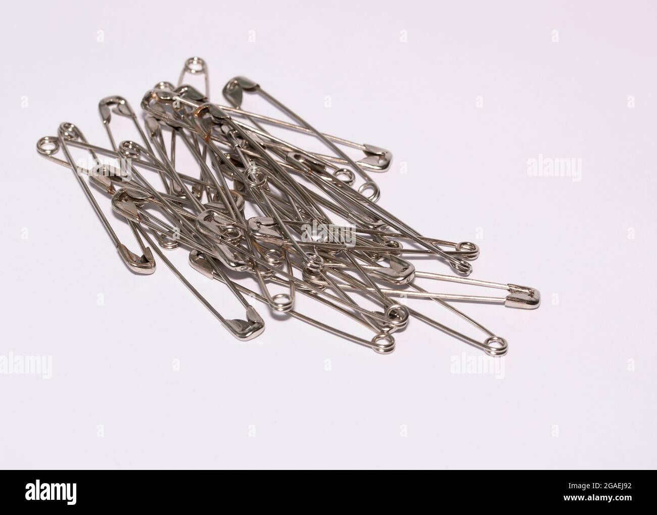 Poignée de broches de sécurité utilisées sur un fond blanc Banque D'Images