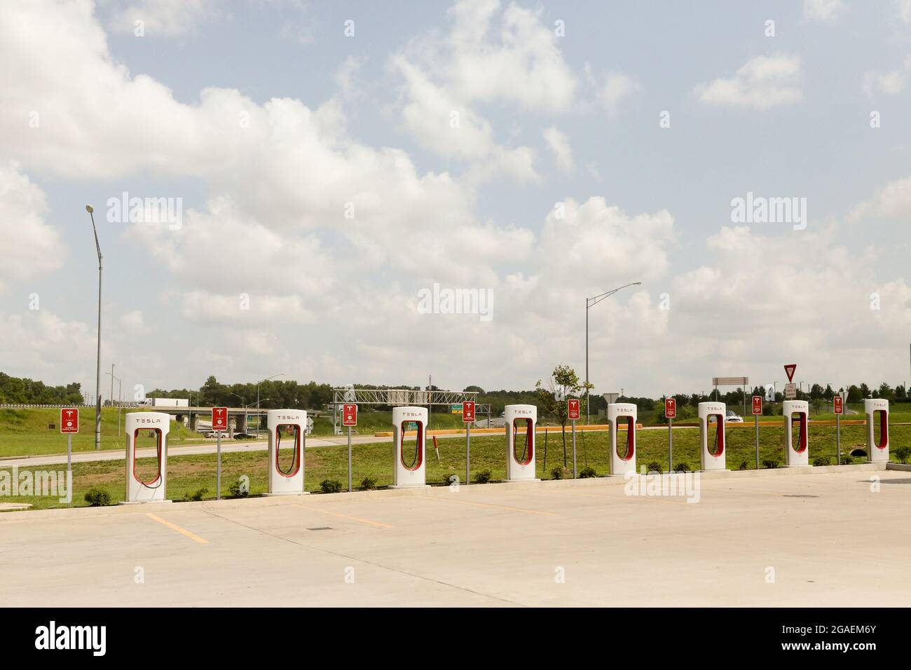 ÉTATS-UNIS. 27 juillet 2021. Dans le sud du Missouri, une station-service  de Kum & Go est située sur une bretelle d'accès à l'autoroute I-40,  présentée ici le 27 juillet 2021. Tesla possède