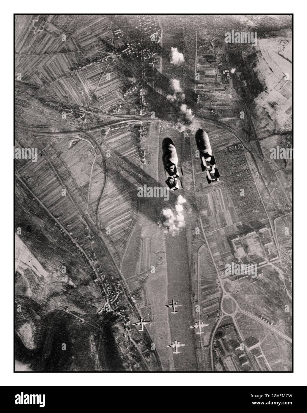 WW2 attaque aérienne bombardement d'un bombardier Marauder de l'USAAF Martin B-26 sur le pont ferroviaire traversant la Moselle à Trèves-Pfalzel, Rhénanie-Palatinat, Allemagne nazie, le 24 décembre 1944 les raids de bombardement lumière du jour de la Seconde Guerre mondiale alliés de la Force aérienne Banque D'Images