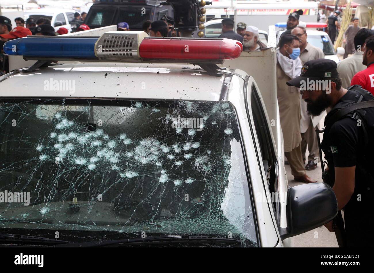 Vue du lieu après une attaque à la grenade contre une fourgonnette de police pendant que les policiers enquêtent sur le site, au marché de Karkhano à Peshawar, le vendredi 30 juillet 2021. Un policier a été martyrisé et un autre blessé après qu'une grenade à main a été lancée sur une fourgonnette de police à Peshawar. Banque D'Images