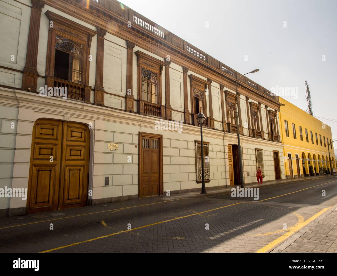 Lima, Pérou - Mai, 2016: Rue avec des maisons coloniales à Lima, Amérique du Sud. Banque D'Images