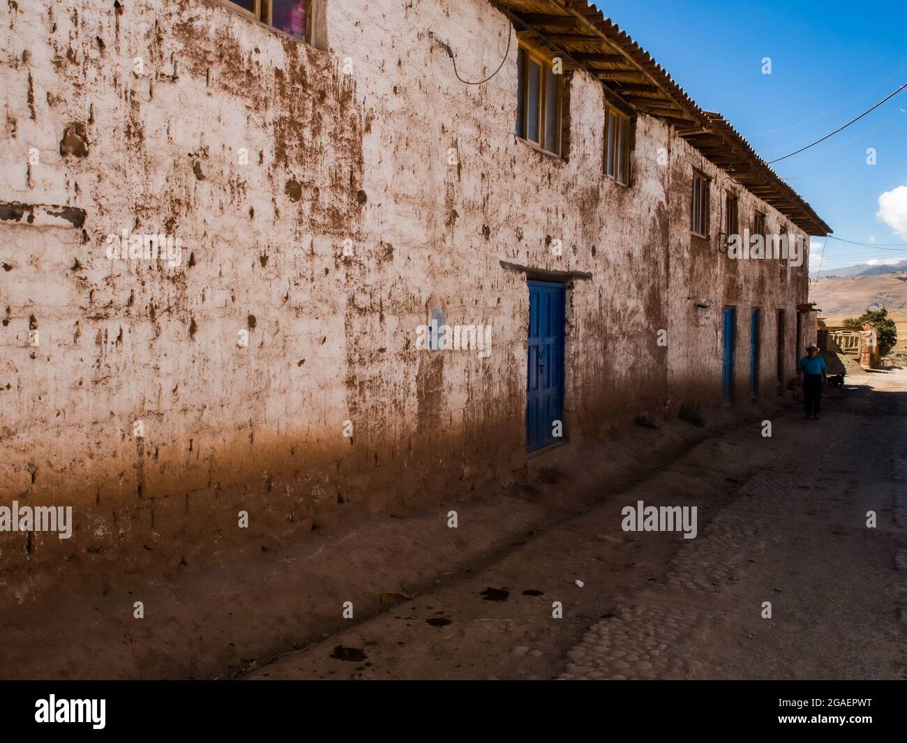 Maras, Pérou 20 mai 2016 : rue à Moras. Les maisons des ruraux pauvres sont faites de matériaux locaux, avec des planchers de terre emballée, des murs d'adobe et de da Banque D'Images