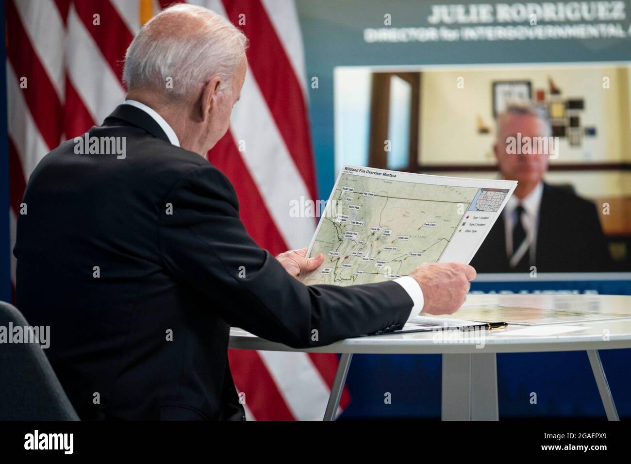 Le président Joe Biden examine une carte des feux de forêt dans le Montana lors d'une réunion virtuelle avec les gouverneurs pour discuter des efforts de prévention, de préparation et d'intervention en cas d'incendie de forêt à l'immeuble Eisenhower Executive Office près de la Maison Blanche à Washington, DC, le vendredi 30 juillet 2021. Photo de Sarah Silbiger/Pool/Sipa USA Banque D'Images