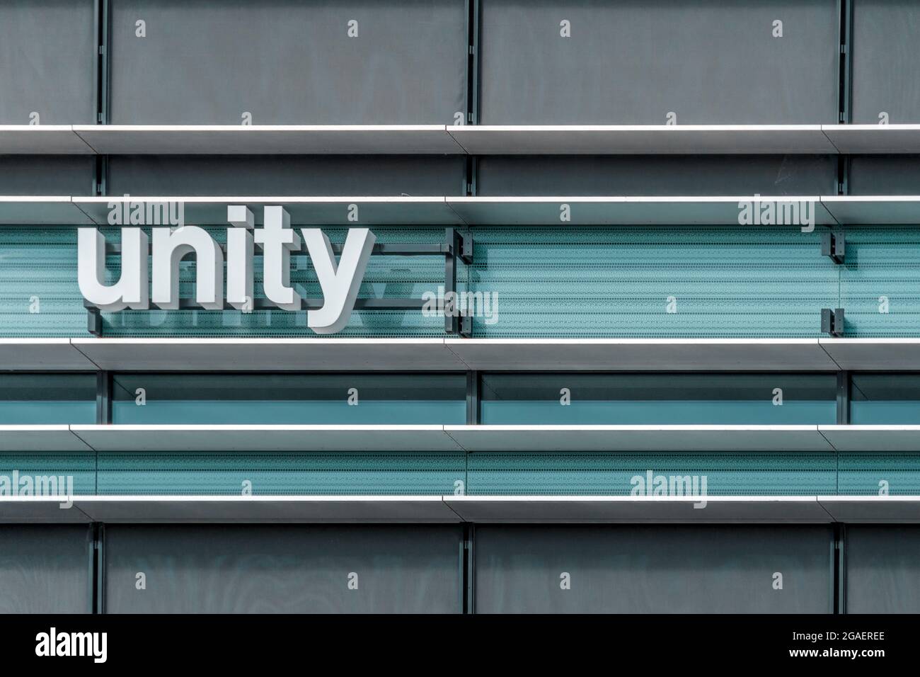 Vilnius, Lituanie - 30 mai 2021 : logo Unity dans le bâtiment des bureaux.  Unity technologies est une société américaine de développement de logiciels  de jeux vidéo Photo Stock - Alamy