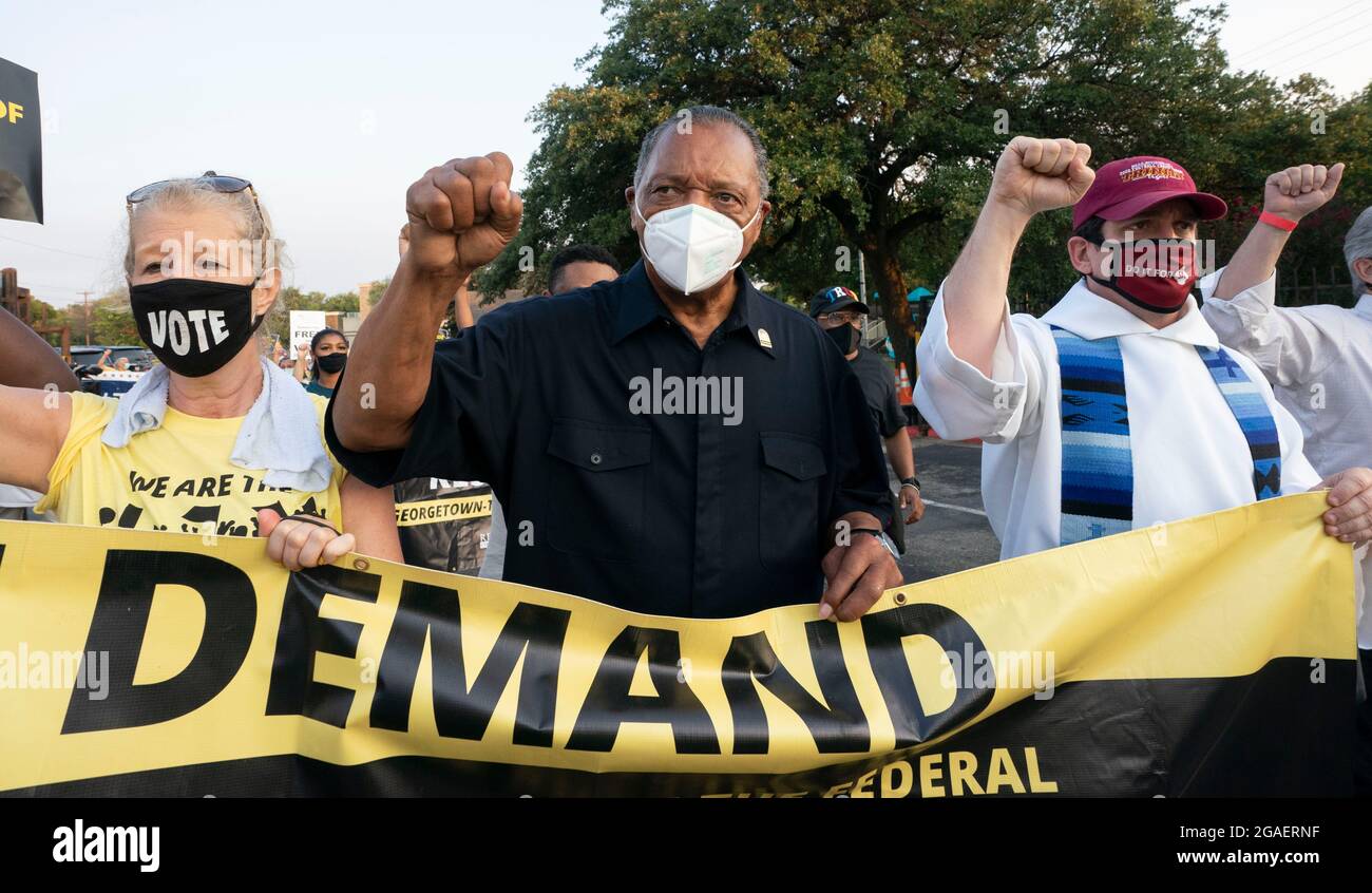 Austin, Texas USA, 30 juillet 2021 : les leaders religieux dirigés par le légendaire militant démocrate JESSE JACKSON (en noir) alors que les groupes de droits de vote marchent vers le Capitole du Texas depuis le nord d'Austin le troisième jour d'un voyage de 30 miles protestant contre les efforts républicains pour supprimer les votes à l'échelle nationale et au Texas. Crédit : Bob Daemmrich/Alay Live News Banque D'Images
