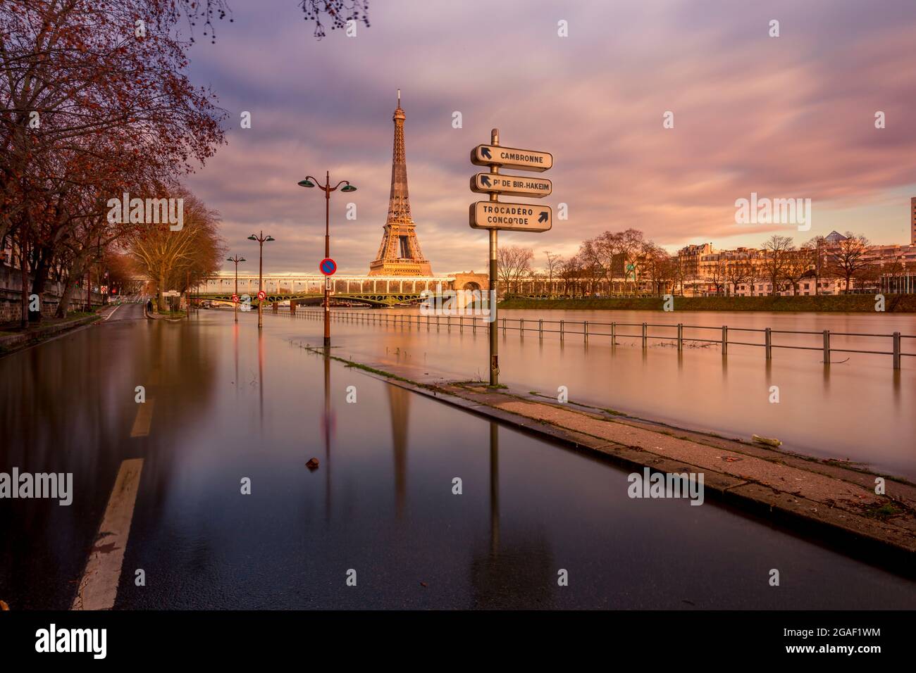 Paris, France - 4 février 2021 : Seine pendant la journée d'inondation avec la tour Eiffel en arrière-plan à Paris Banque D'Images