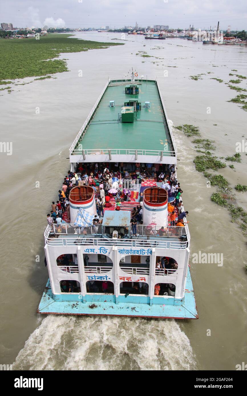 Dhaka, Bangladesh : les gens qui retournent dans leur village par un ferry surpeuplé à l'occasion d'Eid al-Adha Banque D'Images