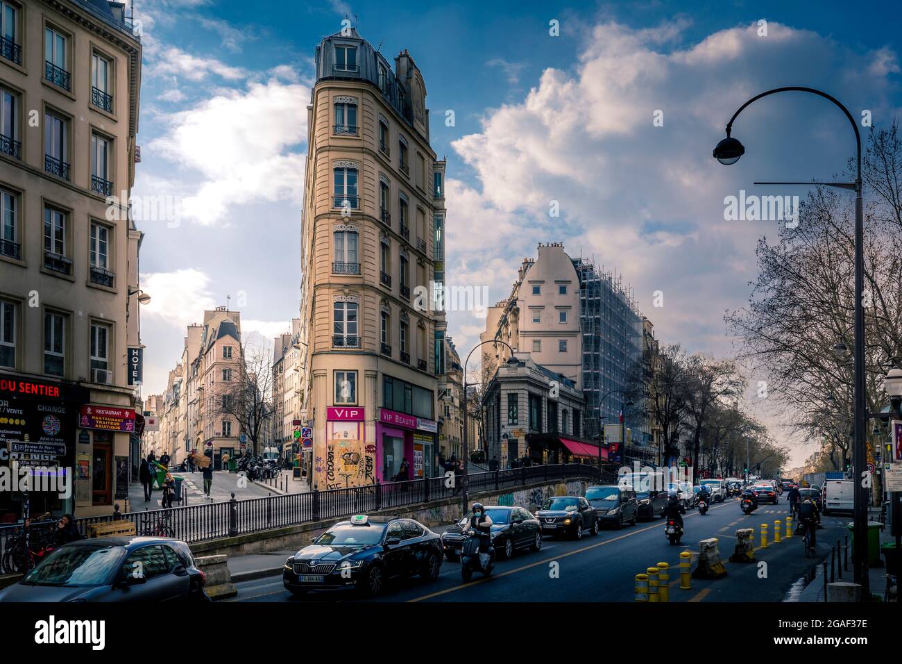 Paris, France - 9 mars 2021 : Panorama des beaux bâtiments haussmanniens de Paris Banque D'Images