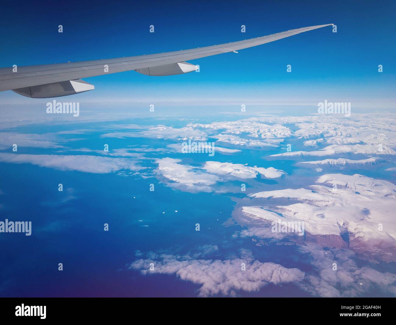 Vue depuis l'avion au-dessus du Groenland sur les montagnes de glace et de mer Banque D'Images