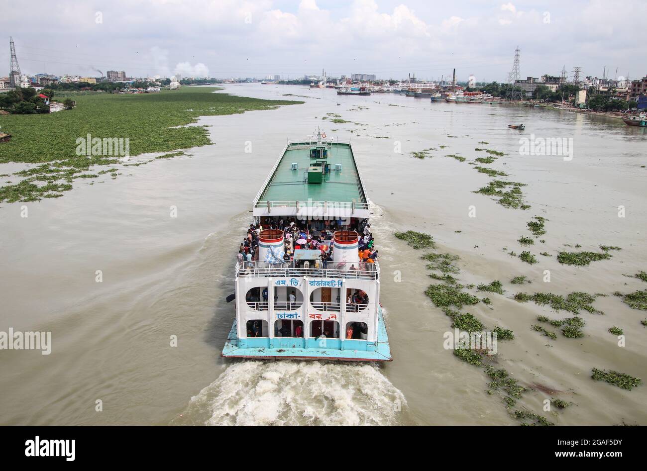 Dhaka, Bangladesh : les gens qui retournent dans leur village par un ferry surpeuplé à l'occasion d'Eid al-Adha Banque D'Images