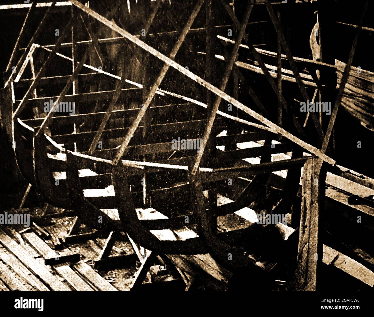 Une ancienne photographie imprimée du squelette d'un clinker britannique construit un canot de sauvetage en bois en construction Banque D'Images