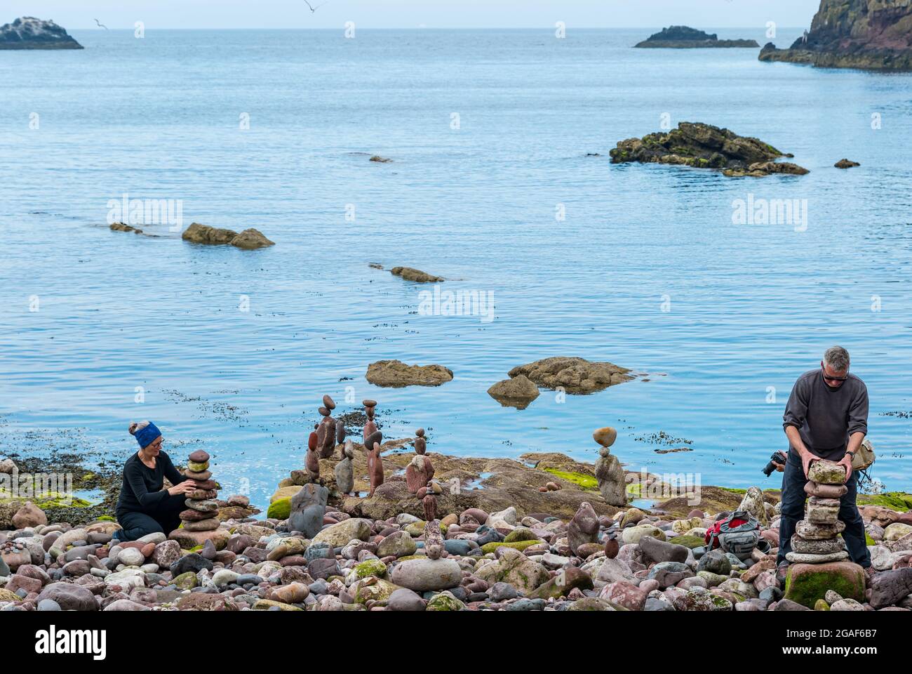 Les concurrents équilibrent des pierres dans le Championnat européen de pierre sur la plage, Dunbar, East Lothian, Écosse, Royaume-Uni Banque D'Images