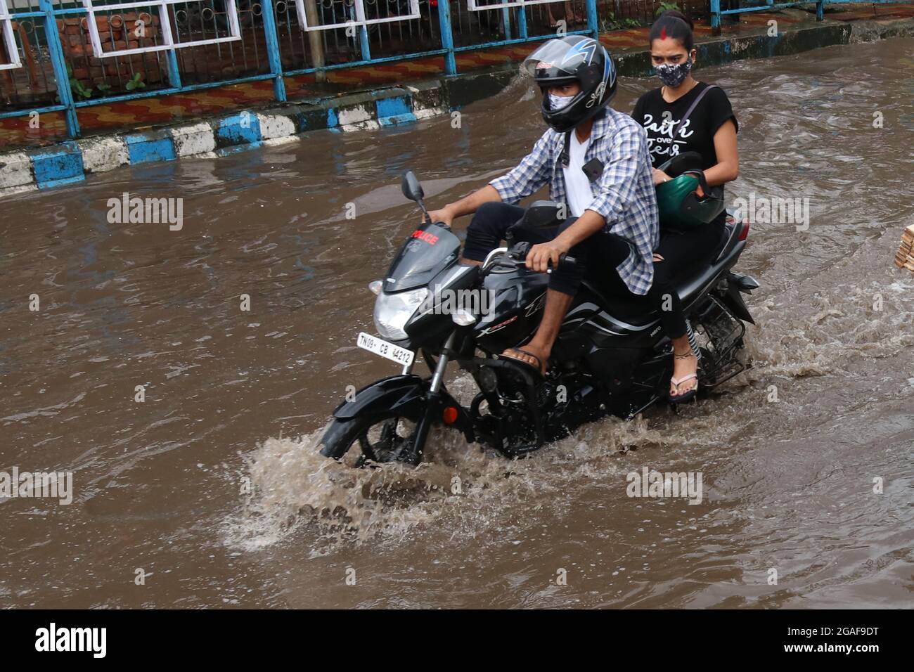 Kolkata, Inde. 30 juillet 2021. Les navetteurs traversent une rue inondée dans les eaux de crue après la pluie à Kolkata. (Photo de Dipa Chakraborty/Pacific Press) crédit: Pacific Press Media production Corp./Alay Live News Banque D'Images
