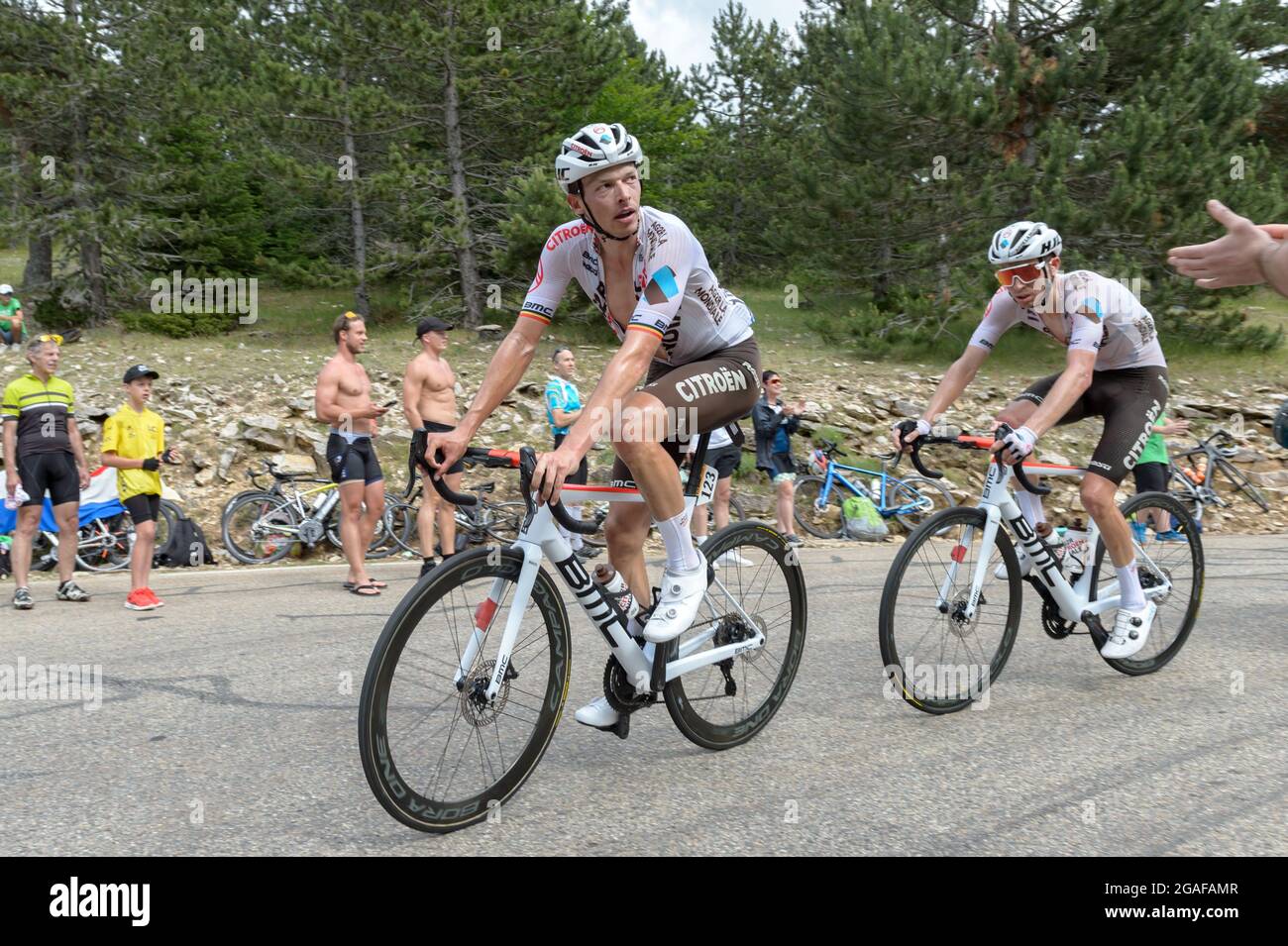 Oliver Naesen et Aurélien Paret Peintre en action pendant la 11e étape du Tour de France 2021.la 11e étape du Tour de France 2021 a lieu entre Sorgues et Malaucene et comprend deux ascensions du Mont-Ventoux . Le vainqueur de la scène est Wout van Aert (équipe Jumbo Visma) et le dernier vainqueur de la classification générale du Tour de France 2021 est le pilote slovène de l'équipe des Émirats Arabes Unis Tadej Pogacar. Banque D'Images