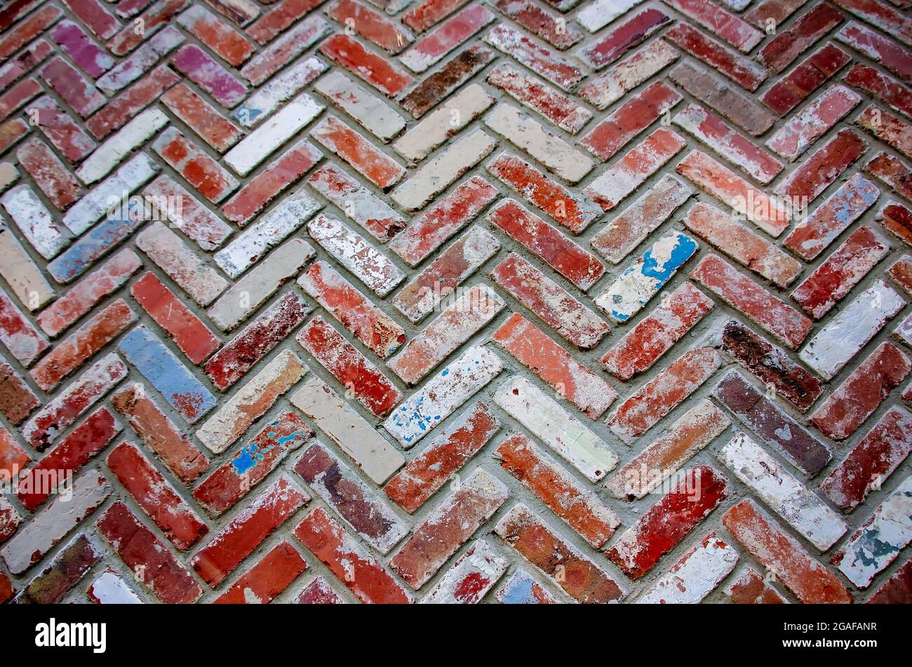 Les vieilles briques sont disposées en chevrons sur un mur, le 28 juillet 2021, à Mobile, Alabama. Banque D'Images