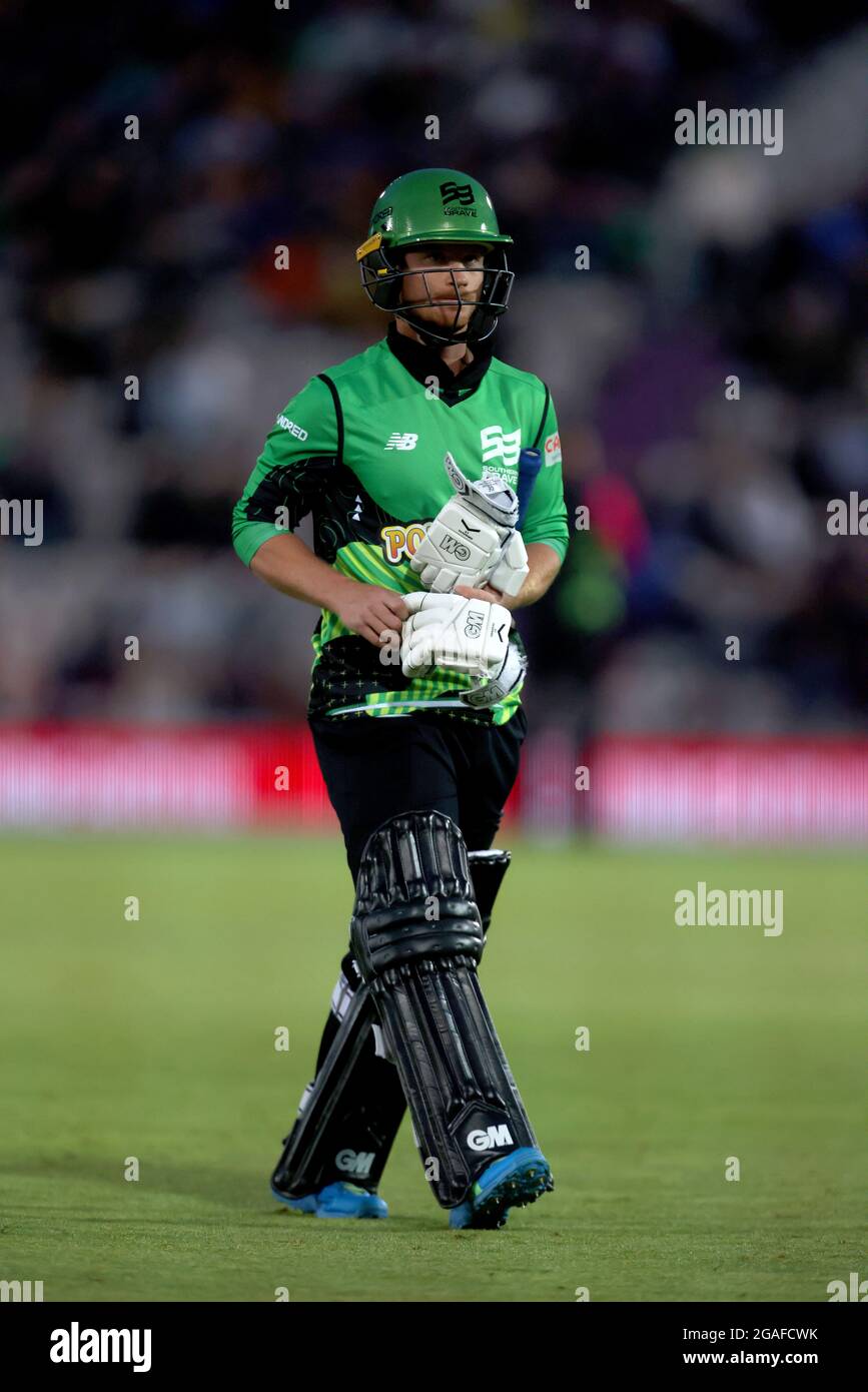 Alex Davies, de Southern Brave, se promène sur le terrain après avoir été pris par Miles Hammond de Phoenix à Birmingham (non illustré) lors du match de cent au Ageas Bowl, à Southampton. Date de la photo : vendredi 30 juillet 2021. Banque D'Images