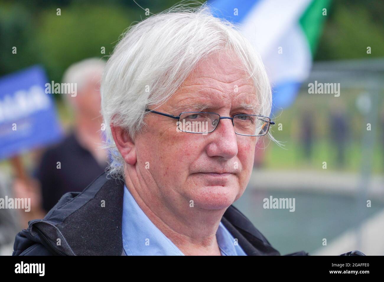 Édimbourg, Parlement écossais, Écosse, Royaume-Uni, 30 juillet 2021: Grande manifestation devant le Parlement écossais, pour montrer leur solidarité à Craig Murray, ex diplomate. Craig Murray a été condamné à 8 mois de prison pour outrage au tribunal, en raison de ses rapports dans le procès Alex Salmond, qui a vu Alex autorisé tous les chargeurs. Craig est le premier à être emprisonné au Royaume-Uni pour outrage à la cour des médias depuis plus de 50 ans, et en Écosse depuis plus de 70 ans. La Cour suprême a refusé d’entendre l’appel de Craig. Crédit : stable Air Media/Alamy Live News Banque D'Images