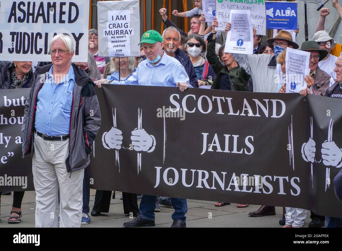 Édimbourg, Parlement écossais, Écosse, Royaume-Uni, 30 juillet 2021: Grande manifestation devant le Parlement écossais, pour montrer leur solidarité à Craig Murray, ex diplomate. Craig Murray a été condamné à 8 mois de prison pour outrage au tribunal, en raison de ses rapports dans le procès Alex Salmond, qui a vu Alex autorisé tous les chargeurs. Craig est le premier à être emprisonné au Royaume-Uni pour outrage à la cour des médias depuis plus de 50 ans, et en Écosse depuis plus de 70 ans. La Cour suprême a refusé d’entendre l’appel de Craig. Crédit : stable Air Media/Alamy Live News Banque D'Images