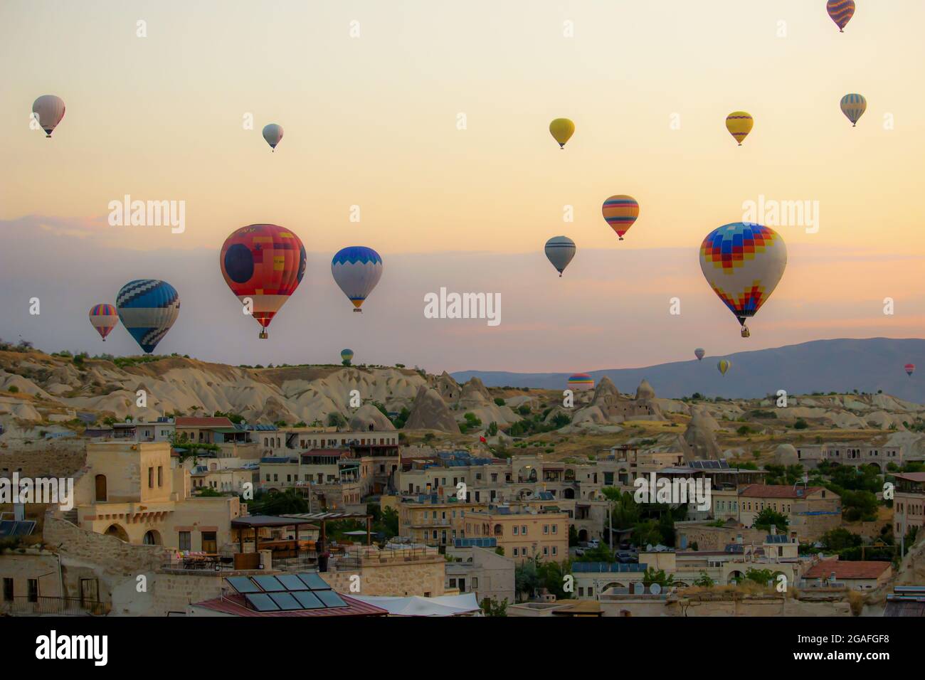 Ballons d'air chaud dans le ciel à l'heure du matin, tourisme en Turquie, célèbres costumes de caverne. Cappadoce, Turquie, 14 juin 2021 Banque D'Images