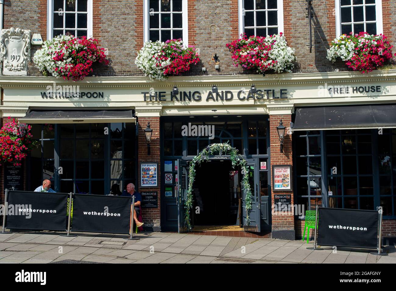 Windsor, Berkshire, Royaume-Uni. 26 juillet 2021. Le pub King and Castle Wetherspoon à Windsor. Tim Martin de la chaîne de pub J D Wetherspoon aurait averti que la récupération post Covid-19 est susceptible d'être mise en place bien sûr en raison des pings de l'application NHS Covid-19 Test and Trace. Crédit : Maureen McLean/Alay Banque D'Images