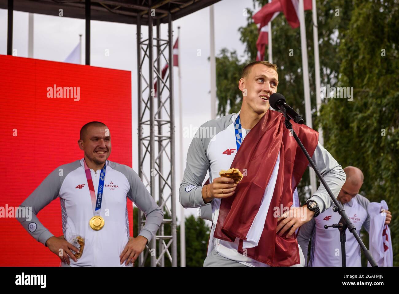 RIGA, LETTONIE. 30 juillet 2021. Équipe lettone de basketball 3x3, médaillés d'or des Jeux Olympiques de Tokyo arrivent à l'aéroport international de Riga Banque D'Images