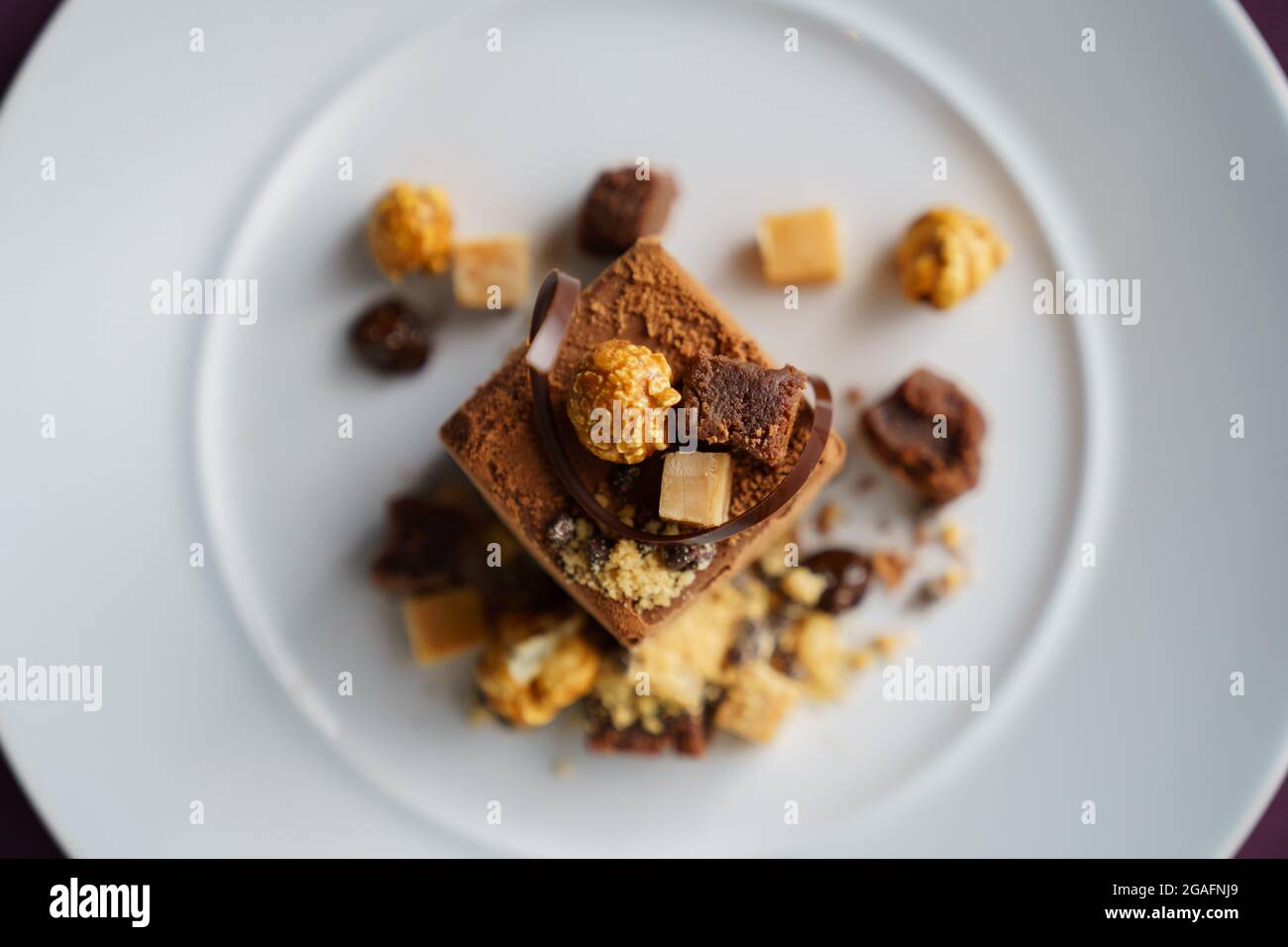 Dessert à la mousse au chocolat gastronomique dans le cadre du restaurant Banque D'Images