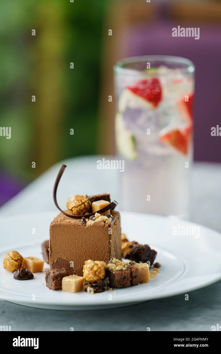 Dessert à la mousse au chocolat gastronomique dans le cadre du restaurant Banque D'Images