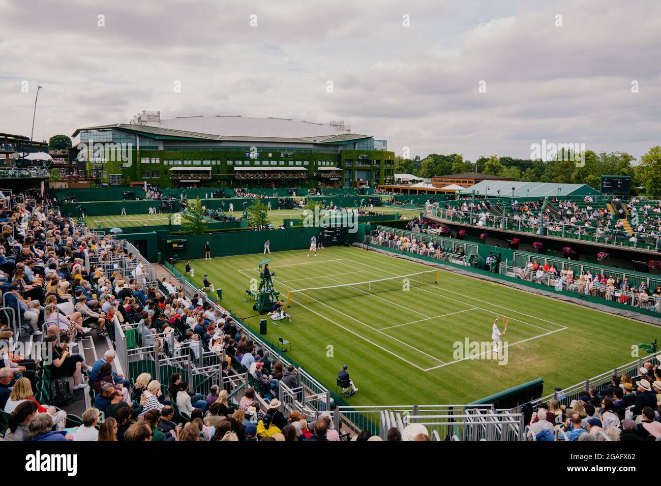 Vues générales de Diego Schwarzmann d'Argentine et de Liam Broady de GB sur le court 12 à Wimbledon avec vue de Center court Banque D'Images