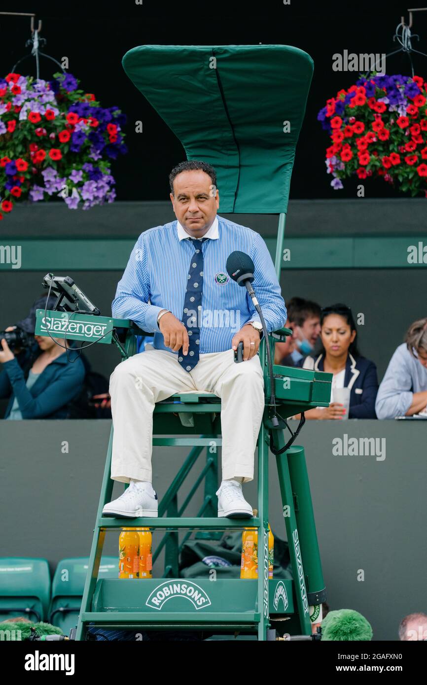 Un juge-arbitre sur le terrain au All England Lawn tennis Club, Wimbledon. Banque D'Images