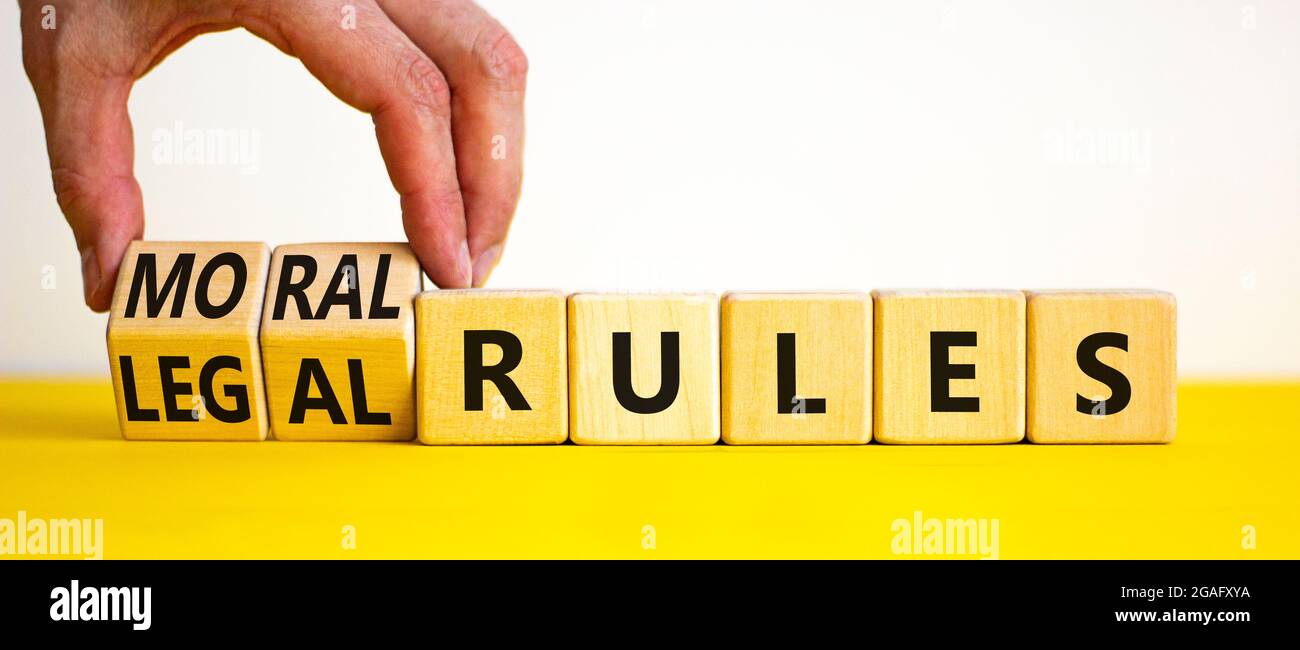 Symbole des règles juridiques ou morales. Homme d'affaires transforme les cubes en bois et les mots « règles juridiques » en « règles orales » sur un magnifique fond blanc. Entreprise Banque D'Images