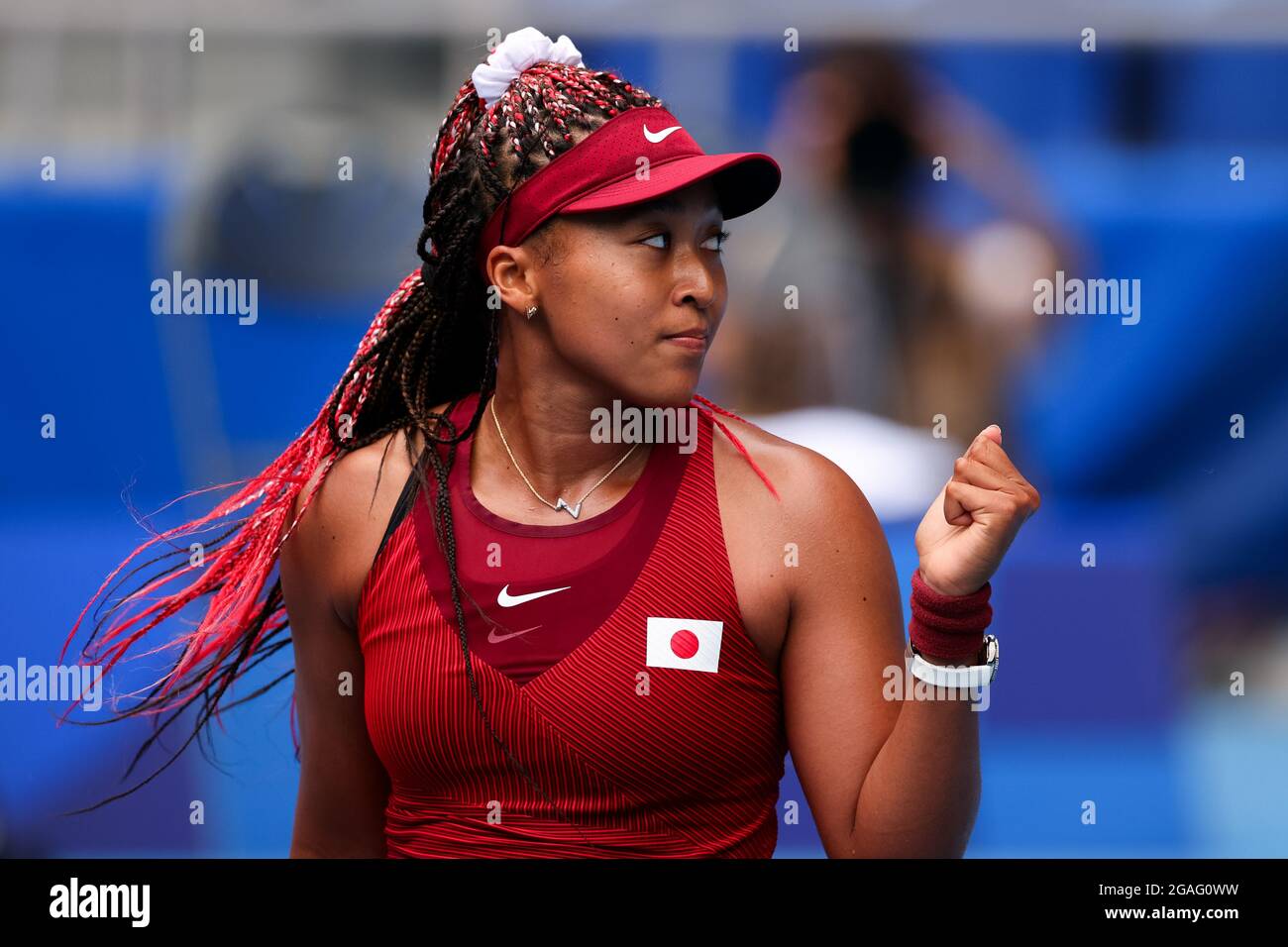 Tokyo, Japon, 26 juillet 2021. Naomi Osaka du Japon salue son équipe après avoir remporté le match de tennis féminin Round 2 entre Naomi Osaka et Viktorija Golubic le jour 3 des Jeux Olympiques de Tokyo 2020 . Credit: Pete Dovgan/Speed Media/Alay Live News Banque D'Images