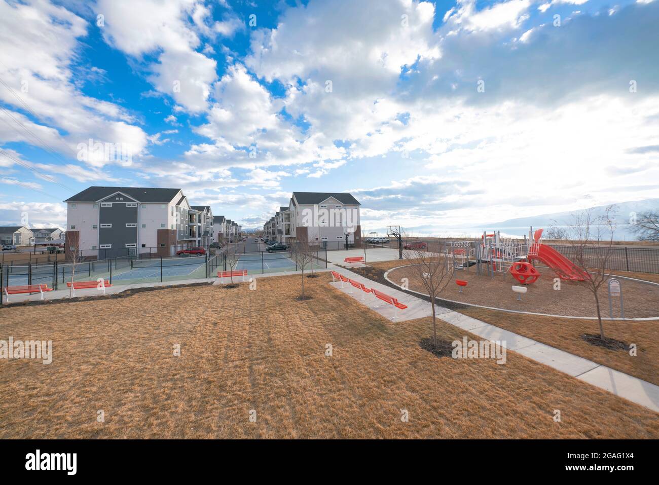 Un terrain de basket-ball, un terrain de jeu et un terrain de pickleball dans un quartier résidentiel se trouvent à Utah Valley Banque D'Images