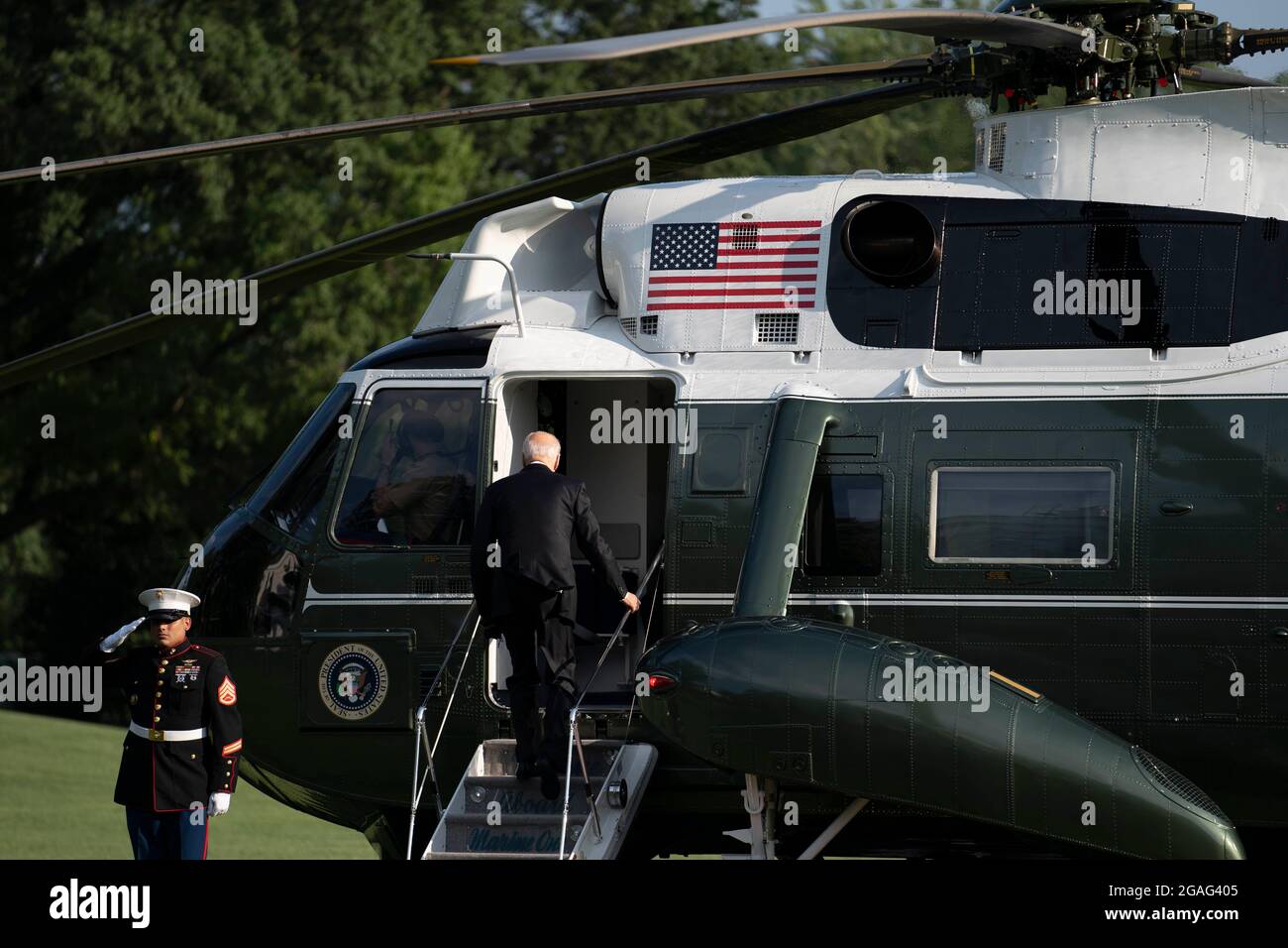 Le président des États-Unis, Joe Biden, à bord de Marine One sur la pelouse sud de la Maison Blanche pour un week-end à Camp David à Washington, DC, le vendredi 30 juillet 2021. Aujourd'hui, le président Biden a rencontré les gouverneurs sur la prévention des incendies de forêt et les Cuba-Américains sur les troubles civils. Crédit : Sarah Silbiger/Pool via CNP/MediaPunch Banque D'Images