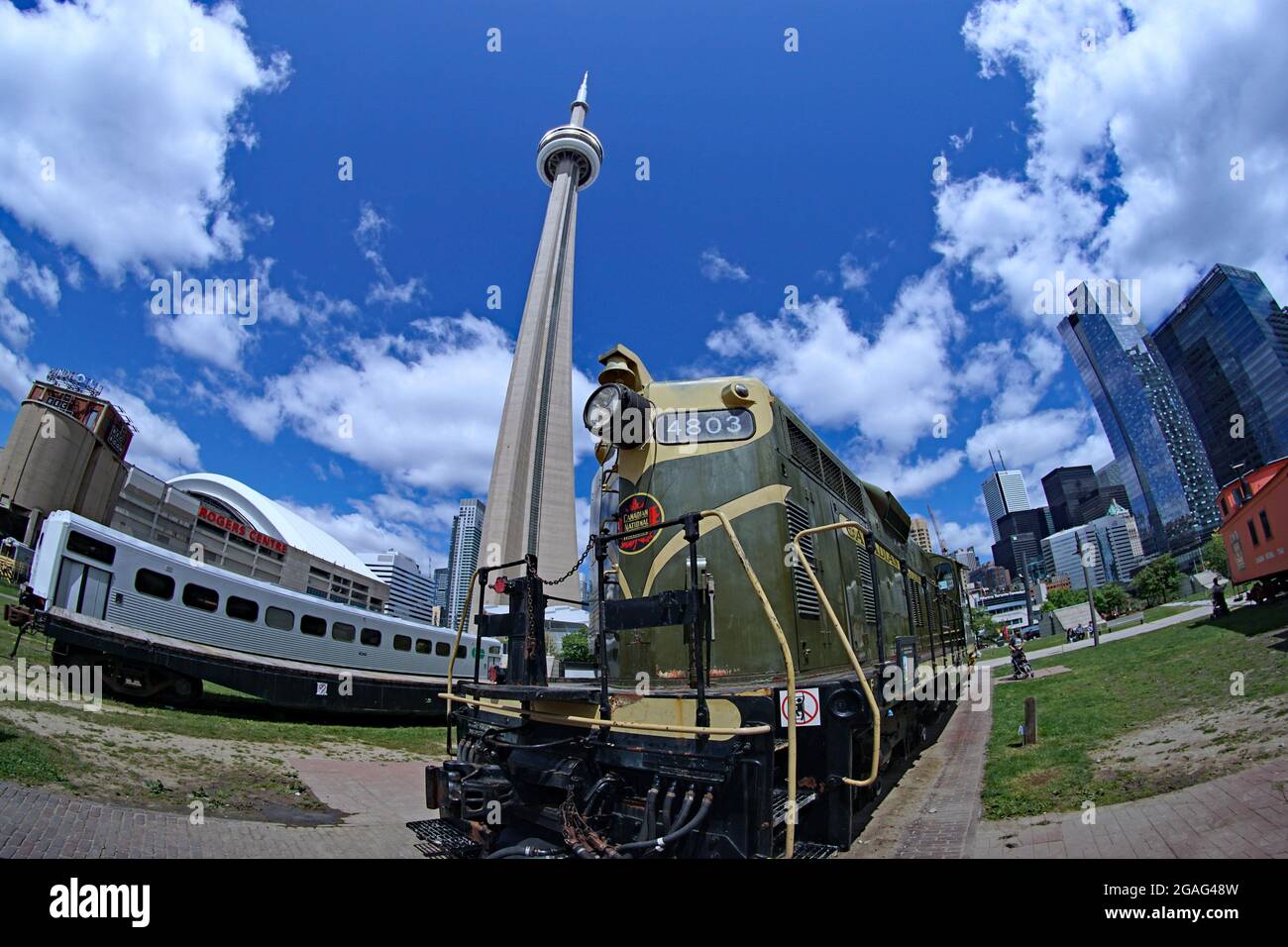 Toronto, Canada - le 30 juillet 2021 : un ancien chantier ferroviaire du centre-ville de Toronto, situé au pied de la Tour CN, a été transformé en musée ferroviaire. Banque D'Images