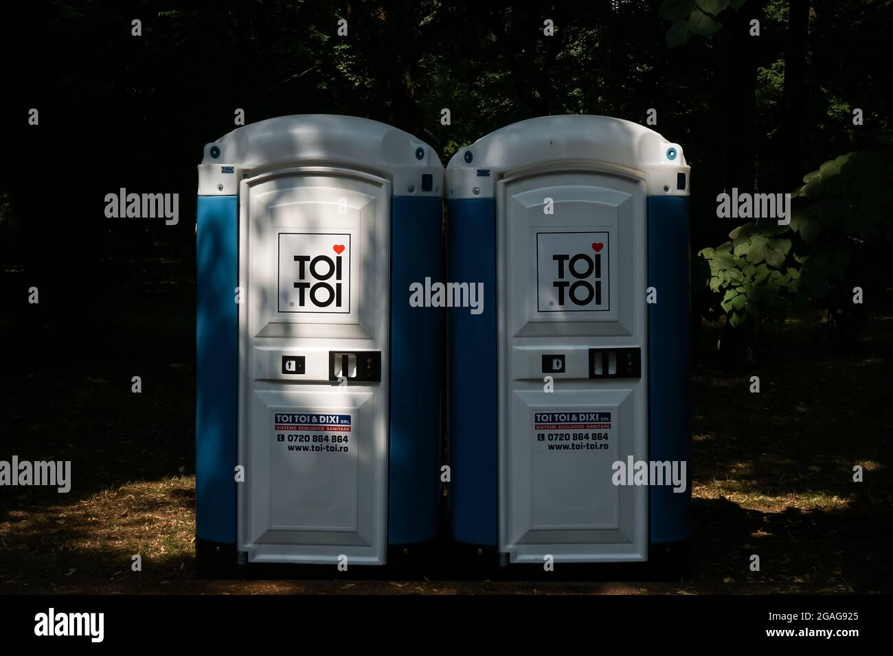 Bucarest, Roumanie - 20 juillet 2021 : deux cabines de toilettes publiques portables en plastique dans un parc de Bucarest. Banque D'Images
