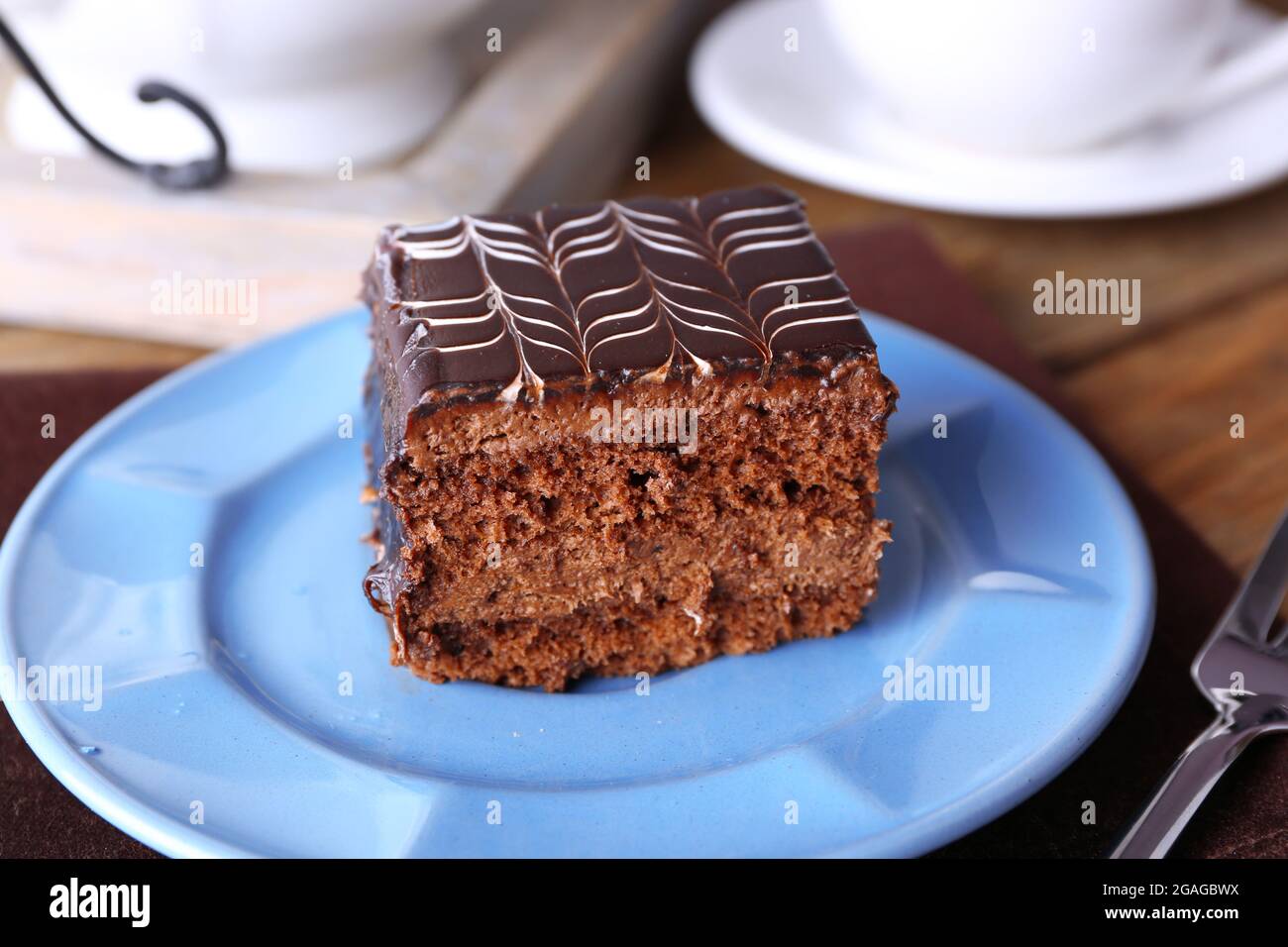 Gateau Au Chocolat Sucre Sur La Plaque Bleue Avec Tasse De The Sur La Serviette En Coton Brun Gros Plan Photo Stock Alamy