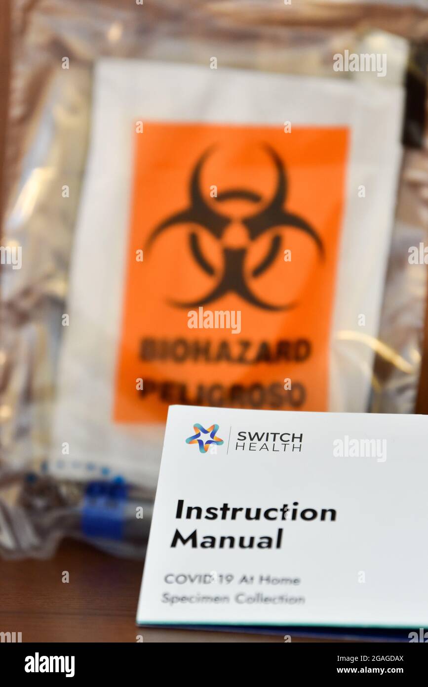 Échantillon de kit d'auto-test domestique Covid-19 dans un sac à déchets biologiques dangereux avec manuel d'instructions prêt à être expédié au centre d'analyse du coronavirus, Canada Banque D'Images