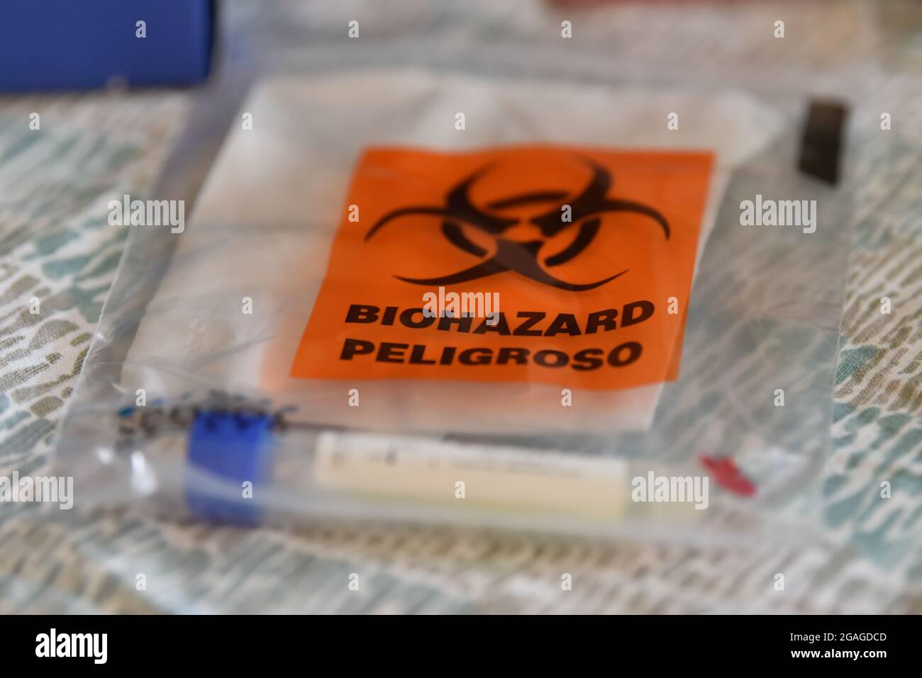 Échantillon de la trousse d'auto-test à domicile Covid-19 dans un sac pour déchets biologiques dangereux prêt à être expédié au centre d'essai du coronavirus, Canada Banque D'Images